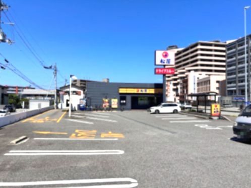 近くの松屋 徳島常三島店まで400m（徒歩5分）
