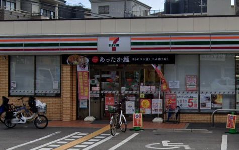 近くのセブン-イレブン 大阪三軒家東4丁目店まで598m(徒歩8分)