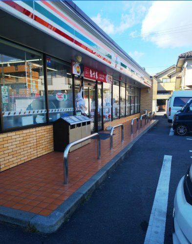 近くのコンビニまで403m（徒歩6分）