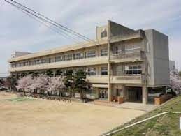 近くの城東小学校まで965m（徒歩13分）