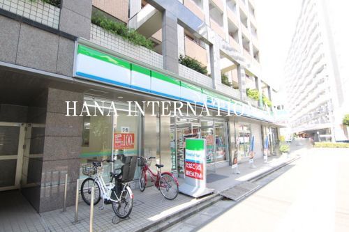 近くのファミリーマート西葛西メトロ店まで530m(徒歩7分)