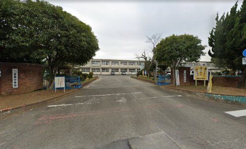 近くの日向市立富島中学校まで618m(徒歩8分)