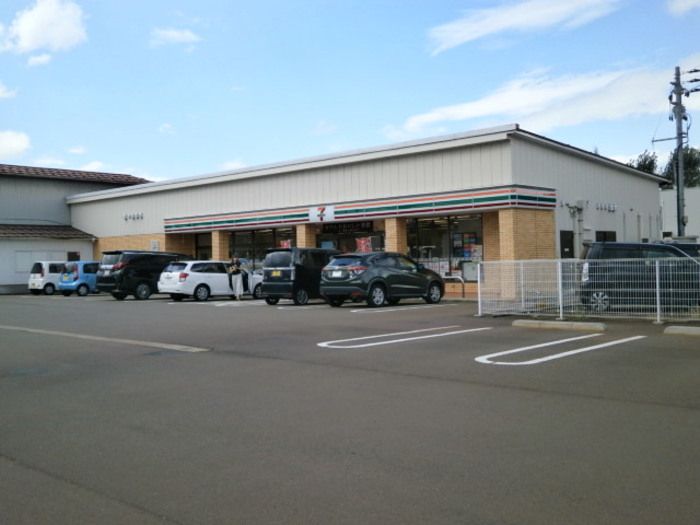 近くのコンビニまで521m（徒歩7分）
