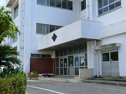 近くの横須賀市立衣笠小学校まで562m（徒歩8分）