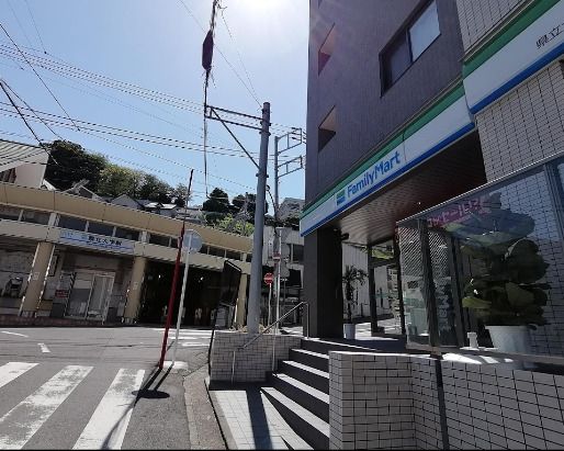 近くのファミリーマート 県立大学駅前店まで580m（徒歩8分）