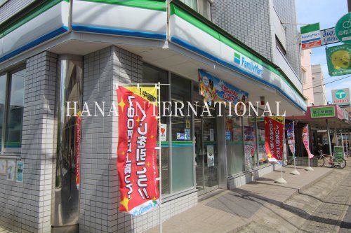 近くのファミリーマート みのり台駅前通り店まで1,048m(徒歩14分)