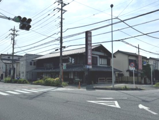 近くの飲食店まで1,015m（徒歩13分）