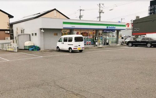 近くのファミリーマート 岡山芳田店まで570m(徒歩8分)