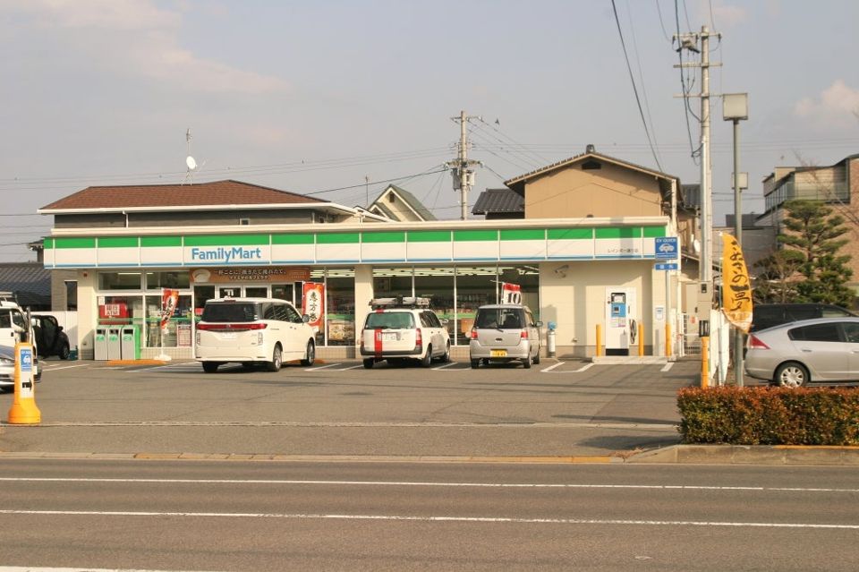 近くのファミリーマートレインボー通り店まで1,075m(徒歩14分)