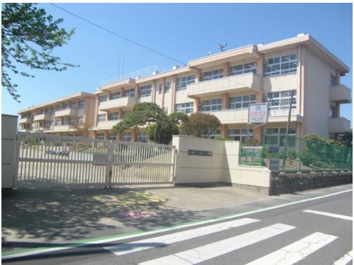 近くの前橋市立総社小学校まで650m（徒歩9分）