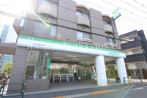近くのコンビニまで421m（徒歩6分）