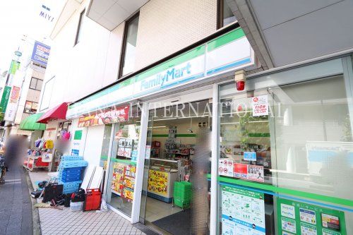 近くのファミリーマートまで611m（徒歩8分）