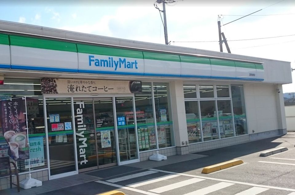 近くのコンビニまで989m（徒歩13分）