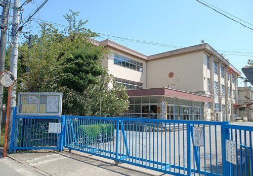 近くの小学校まで593m（徒歩8分）