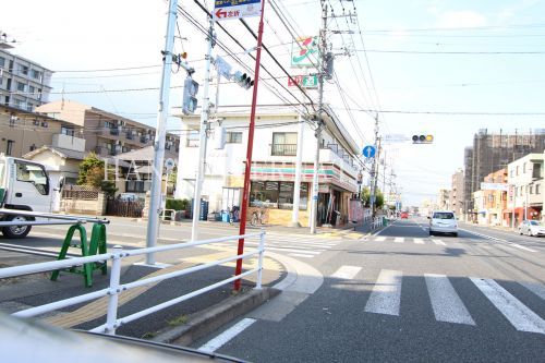 近くのコンビニまで159m（徒歩2分）
