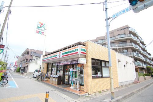 近くのコンビニまで44m（徒歩1分）