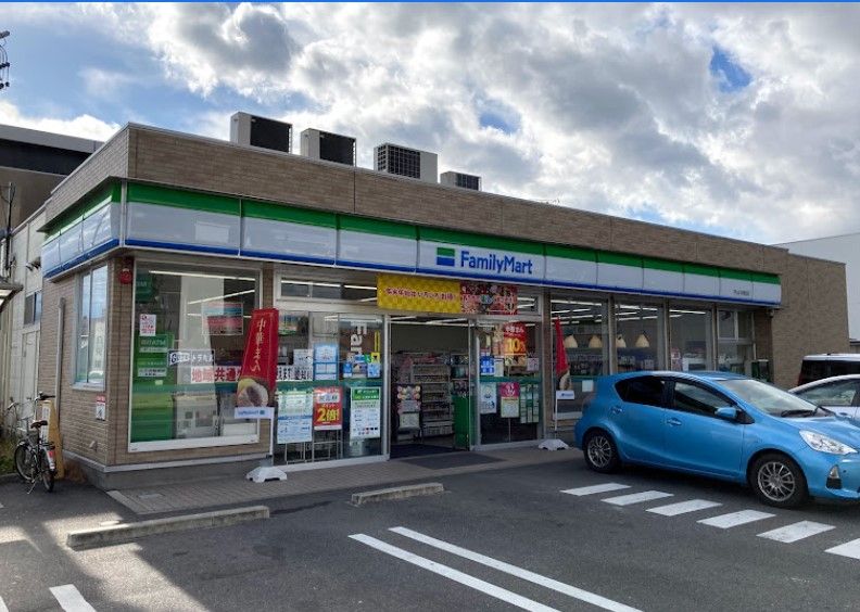 近くのファミリーマート 守山川村町店まで153m(徒歩2分)