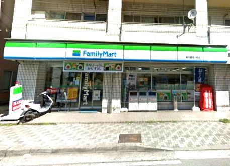 近くのファミリーマートまで601m（徒歩8分）