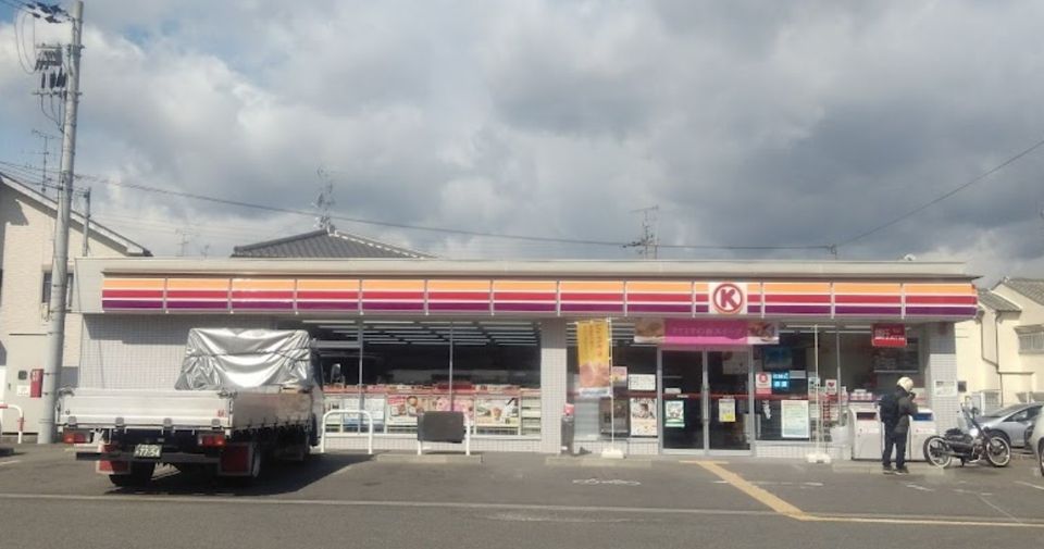 近くのファミリーマートまで533m（徒歩7分）