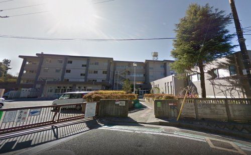 近くの横須賀市立小原台小学校まで748m（徒歩10分）