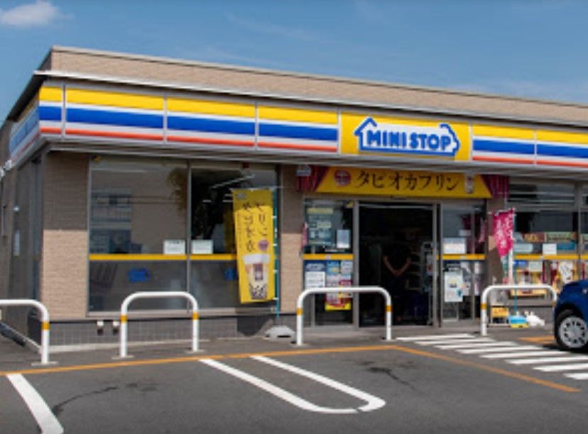 近くのミニストップ武蔵村山大南店まで628m（徒歩8分）