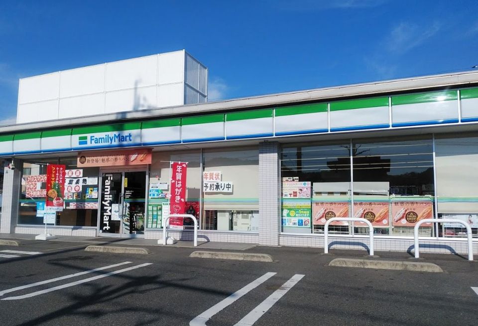 近くのコンビニまで511m（徒歩7分）