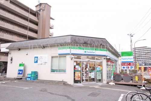 近くのファミリーマートまで1,793m（徒歩23分）
