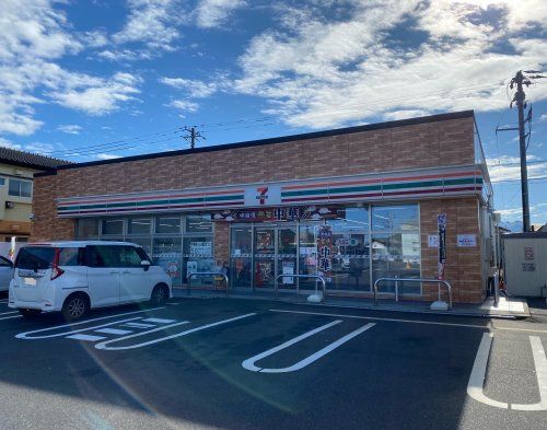 近くのコンビニまで707m（徒歩9分）