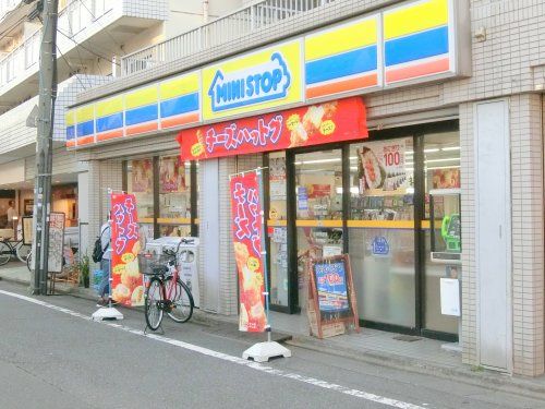 近くのミニストップまで6m（徒歩1分）