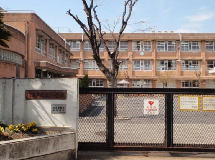 近くの門真市立東小学校まで482m（徒歩7分）