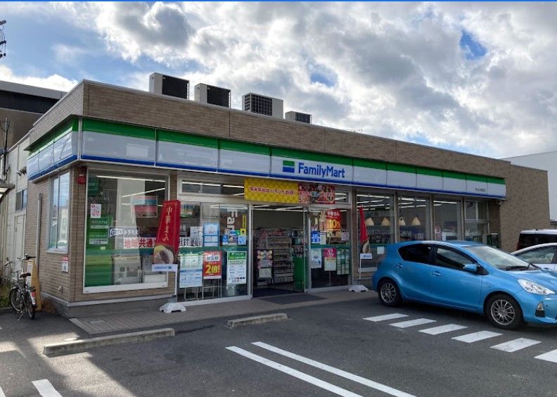 近くのコンビニまで537m（徒歩7分）