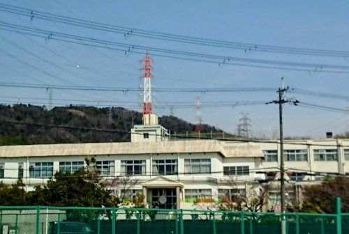 近くの高槻市立五領小学校まで1,031m(徒歩13分)