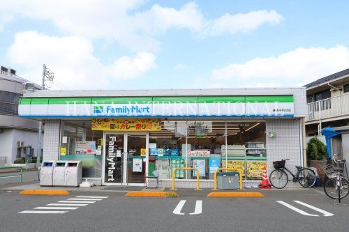 近くのファミリーマートまで559m（徒歩7分）
