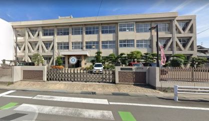 近くの城南小学校まで624m（徒歩8分）
