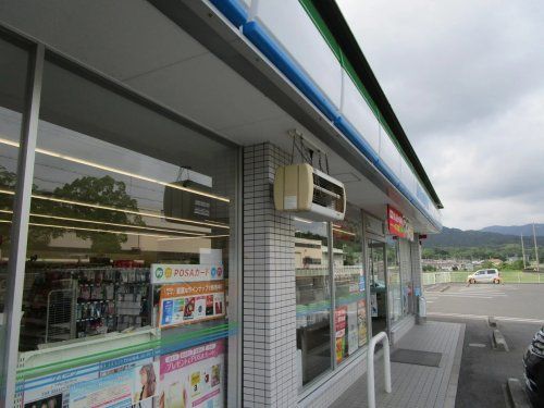 近くのファミリーマート 湖南石部南店まで1,940m(徒歩25分)