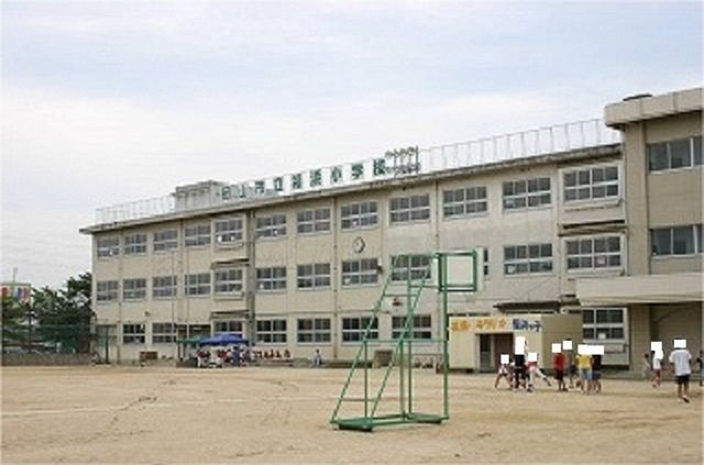 近くの小学校まで1,168m（徒歩15分）