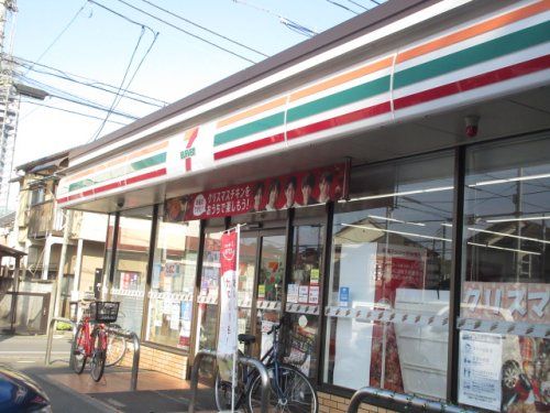 近くのコンビニまで748m（徒歩10分）