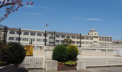 近くの豊中市立原田小学校まで320m（徒歩4分）