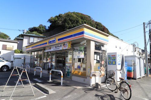 近くのミニストップ 横須賀東浦賀店まで805m(徒歩11分)