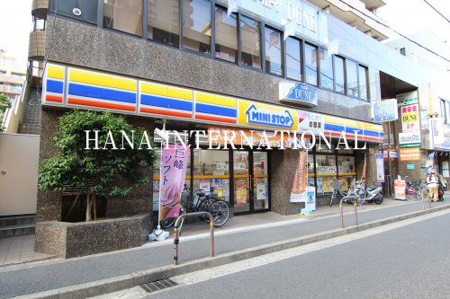 近くのミニストップまで179m（徒歩3分）