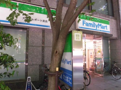 近くのファミリーマート大森ベルポート前店まで119m（徒歩2分）