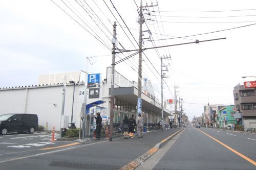 近くの西友 足立島根店まで592m(徒歩8分)