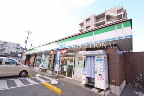 近くのファミリーマートまで2,576m（徒歩33分）