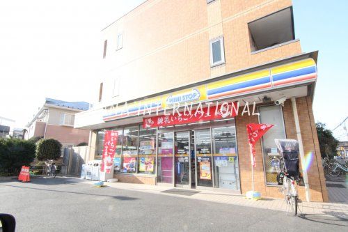 近くのミニストップまで583m（徒歩8分）