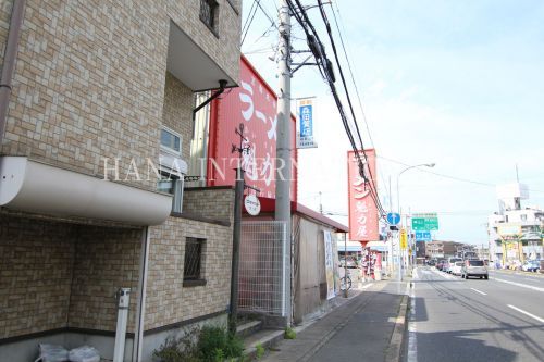 近くの飲食店まで735m（徒歩10分）