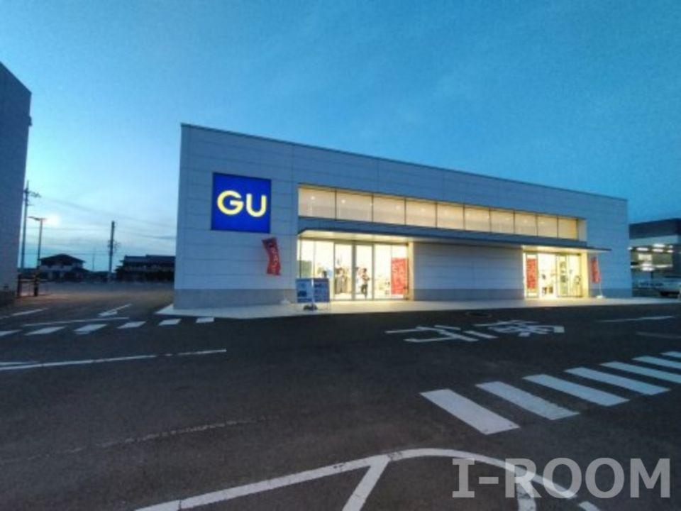近くのGU(ジーユー) エミフルMASAKI店まで853m(徒歩11分)