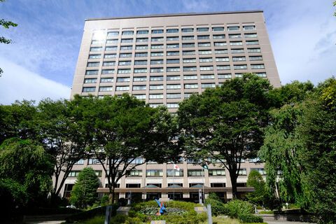 近くの宮城県庁まで584m（徒歩8分）