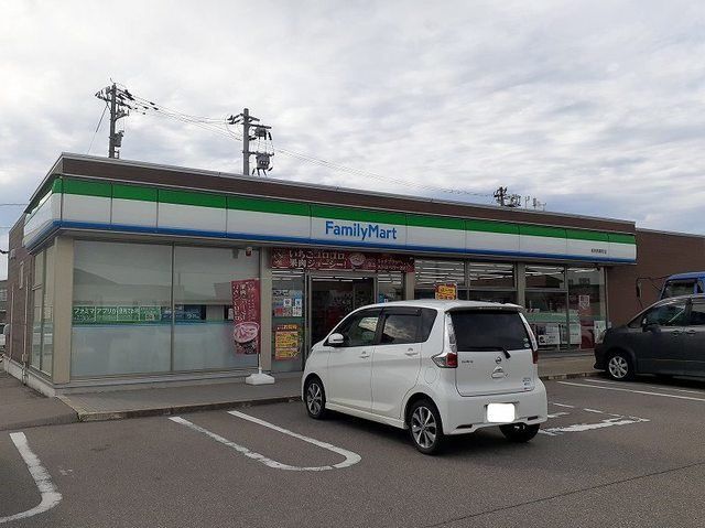 近くのファミリーマート 高岡問屋町店まで566m(徒歩8分)
