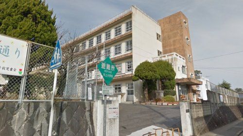 近くの長崎市立矢上小学校まで1,040m（徒歩13分）