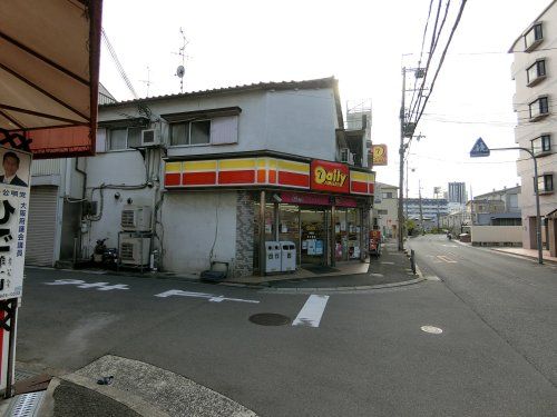 近くのデイリーヤマザキ 楠根店まで309m（徒歩4分）